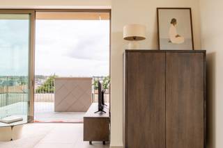 Dit appartement maakt deel uit van het nieuwbouwproject 'Residentie Vue' te Veurne.<br />Alle appartementen hebben een energiezuinig karakter met een E-peil van maximum 30. Ze beschikken onder andere over vloerverwarming, ventilatiesysteem D en worden verwarmd door middel van een geothermische warmtepomp. <br /><br />Het appartement bevindt zich op de eerste verdieping en werd op plan ingedeeld als volgt:<br />Inkom, toilet, berging, lichtrijke leefruimte, zuid gericht terras met zicht op de gemeenschappelijke binnentuin, open keuken, bergruimte, 3 slaapkamers en 2 badkamers. <br /><br />Mogelijkheid tot aankoop van autostaanplaats, afgesloten garage en/of kelderberging in het ondergronds complex. <br /><br />Appartement: 106,80 m²<br />Terras: 11,19 m²