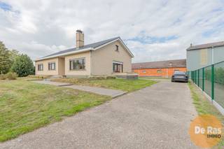 LOKEREN - Landelijk gelegen bedrijfswoning met stallencomplex<br /><br />Deze gunstig gelegen hoeve in bungalowstijl, te renoveren naar eigen smaak, bevindt zich op een perceel van 3.942 m². De eigendom geniet een rustige, landelijke ligging, maar ligt tegelijk dicht bij belangrijke verbindingswegen zoals de E17 en R4. Beervelde-dorp bevindt zich op korte afstand, terwijl Lokeren en Lochristi slechts ongeveer 10 minuten rijden zijn.<br /><br />De woning is opgetrokken in bungalowstijl en beschikt over een praktische indeling. Je komt binnen in een lichtrijke, ruime centrale inkomhal die toegang biedt tot de woonkamer, keuken, drie slaapkamers, toilet en badkamer. Daarnaast is er een aanpalende garage en een zolderruimte, die ideaal dienst kan doen als extra berging.<br /><br />De woning wordt verwarmd op stookolie. Bovendien beschikt het pand over een kruipruimte en een aparte oprit die rechtstreeks toegang biedt tot het stallencomplex.<br /><br />De eigendom is gelegen in agrarisch gebied, waardoor ze uitsluitend bestemd is voor landbouwactiviteiten. Een louter woongebruik zonder landbouwfunctie is in deze zone momenteel niet toegestaan. De mogelijkheid om de site om te vormen tot een particuliere eengezinswoning met loods wordt momenteel onderzocht bij de stad Lokeren.<br /><br />Achteraan het perceel bevindt zich een ruim stallencomplex, bestaande uit acht compartimenten van telkens circa 50 m² en een grote centrale stal van ongeveer 375 m². De totale afmetingen van de stal bedragen ongeveer 55 meter lang en 15,5 meter breed.<br /><br />Interesse om de woning te bezoeken? Neem contact op via 053/60.65.60 voor een afspraak.