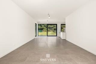 Voor meer info en foto’s, surf naar www.swevers.be – In een rustige buurt te Koersel vind je deze gloednieuwe, instapklare halfopen woning op...