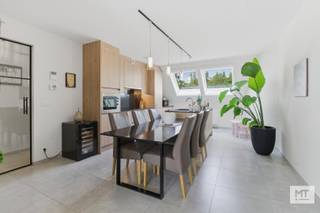 In het centrum van Zonnebeke en op wandelafstand van alle voorzieningen treffen we dit <strong>recent en instapklaar appartement</strong>. Het appartement geniet van een <strong>Zuidgericht terras</strong> waar u de hele dag door van de zon kunt genieten. Binnen werd gekozen voor een <strong>hoogwaardige afwerking</strong> met kwaliteitsmaterialen en oog voor detail. Zo zorgen de stijlvolle speciale verftechnieken voor een warme en elegante uitstraling, terwijl de <strong>ingebouwde kasten</strong> extra comfort en praktische opbergruimte bieden. De moderne keuken is afgewerkt met een duurzaam composiet werkblad en sluit perfect aan bij het strakke interieur.<br /><br /><strong>Indeling van het appartement: </strong><br />Inkomhal (8 m²) - lichtrijke woon- en eetkamer met open keuken voorzien van dubbele spoelbak, combi-oven, inductie-kookplaat en koelkast (40 m²). Aanpalend hebben we een Zuidgericht terras van 12,5 m². Daarnaast beschikt het appartement nog over 2 slaapkamers (14 - 9,5 m²), badkamer met dubbele wastafel en inloopdouche (6 m²), toilet (1,5 m²) en berging (5 m²).<br /><br />Benieuwd naar de indeling? Check zeker onderstaande video. <br />Link: https://youtube.com/shorts/GTS1uffv0n8?feature=share<br /><br /><strong>Deze eigendom staat te koop met een vanafprijs van € 265.000. Elk bod vanaf deze prijs wordt voorgelegd aan de eigenaars die dit al dan niet aanvaarden. De initiële vraagprijs was € 280.000. </strong><br /><br /><strong>Meer info of een vrijblijvend bezoek? </strong><br />Contacteer Minthus op 057 468 333 of mail info@minthus.be
