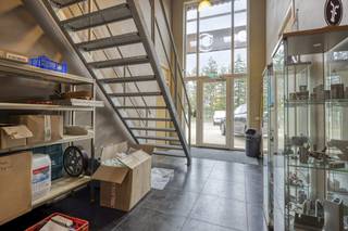 Oppervlaktes:- Totale perceeloppervlakte: 20.473 m²- Bebouwde oppervlakte: 6.320 m²- Onbebouwde oppervlakte: 14.117 m²Specificaties:- Gelegen in agrarische gebieden- Verwarming via propaangas- Zonnepanelen aanwezigBeschikbaar na akte.Heeft u interesse in dit bedrijfspand met kantoren, werkplaatsen en magazijnen? Contacteer ons gerust voor meer informatie of een bezoek ter plaatse.