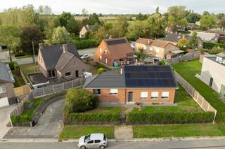 <p><strong>Rustig wonen, veel licht, een tuin rondom, veranda én 24 zonnepanelen? Check!</strong> Deze gerenoveerde open bebouwing combineert comfort en energiezuinigheid met een topligging in een rustige doodlopende straat, vlak bij het centrum van Zomergem. En alsof dat nog niet genoeg is: dankzij de ruime zolder kan hier eenvoudig een <strong>vierde slaapkamer</strong> gecreëerd worden!</p>
<p></p>
<p>De woning werd in <strong>2020 gerenoveerd</strong> en beschikt onder meer over een vernieuwde living , keuken (volledig uitgerust met toestellen en voorzien van anex berging) en badkamer. <strong>Alle ramen en buitendeuren werden vernieuwd</strong>, wat het comfort en de energieprestaties van de woning extra ten goede komt.</p>
<p></p>
<p>De gezellige en ruime living is voorzien van een elektrische kachel, terwijl <strong>centrale verwarming op aardgas</strong> en <strong>warmtepomp/airco in de living en nachthall</strong> zorgen voor het nodige comfort.</p>
<p></p>
<p>Momenteel zijn er <strong>3 volwaardige slaapkamers en een bureauruimte</strong>. De zolder biedt bovendien heel wat mogelijkheden voor wie extra leefruimte wenst.</p>
<p></p>
<p>De <strong>veranda</strong> vormt een aangename extra leefruimte en zorgt voor een mooie verbinding tussen woning en tuin. Buiten geniet je verder van een <strong>tuin rondom de woning</strong>, een gezellig zonneterras en een perceel van maar liefst <strong>580 m²</strong>.</p>
<p></p>
<p>De inpandige garage met aansluitende kelder zorgt dan weer voor extra praktische bergruimte.</p>
<p></p>
<p><strong>❤️ Waarom deze woning?</strong></p>
<ul>
<li>Open bebouwing op <strong>580 m²</strong></li>
<li>Gerenoveerd in <strong>2020</strong></li>
<li><strong>Alle ramen en buitendeuren vernieuwd</strong></li>
<li><strong>EPC-label B</strong> + <strong>24 zonnepanelen</strong></li>
<li>3 slaapkamers + bureau</li>
<li>Mogelijkheid tot 4e slaapkamer</li>
<li>Vernieuwde keuken & living</li>
<li><strong>Veranda</strong></li>
<li>Warmtepomp/airco</li>
<li>Tuin rondom + aangenaam zonneterras</li>
<li>Inpandige garage & kelder</li>
<li>Rustige doodlopende straat nabij centrum Zomergem</li>
<li><strong>Vrij bij akte</strong></li>
</ul>
<p></p>
<strong>Een woning die vandaag al helemaal goed zit, maar morgen nog extra mogelijkheden biedt. Kom kijken, ontdek de ruimte en wie weet voelt dit meteen als thuiskomen. </strong>