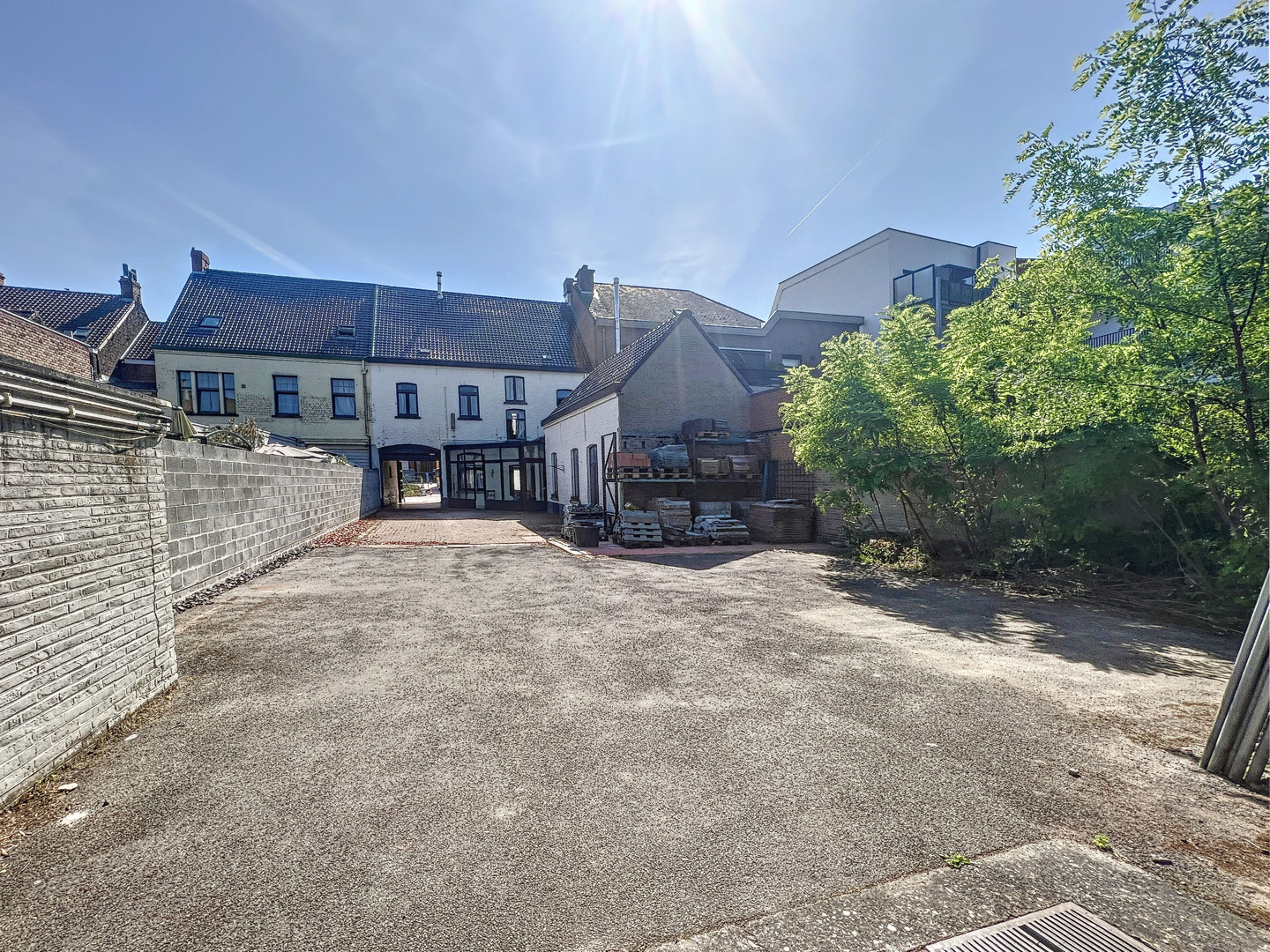 Uitstekend gelegen handelspand met woning te koop op de markt in Gavere. - foto 3