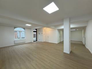 Dit handelspand van 100 m² werd opgeleverd en is momenteel bestemd voor horecadoeleinden, maar is ook perfect geschikt voor een kantoorruimte.Gelegen...