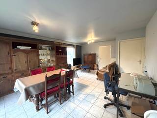 Bent u op zoek naar een aangename en lichtrijke plek om te wonen? Deze charmante halfopen bebouwing in Hasselt biedt de perfecte balans tussen...