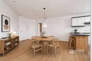 <p><span>Instap klaar appartement (74 m²) met 2 slaapkamers in Deurne.</span></p><p><span> </span></p><p><span>Op een centrale locatie met openbaar vervoer, (lokale) winkels en scholen op wandelafstand treffen we dit betaalbaar appartement met veel potentieel. Met de auto bereik je de snelweg in slechts enkele minuten. Liever de fiets? Je kan hier gemakkelijk gebruik maken van het velo-deelsysteem.</span></p><p><span> </span></p><p><span>Het appartement bevindt zich op de eerste verdieping van een hoekgebouw van 3 hoog. Een groot pluspunt: </span><span>er zijn geen maandelijkse vaste kosten</span><span>. Het water wordt jaarlijks evenredig verdeeld onder de bewoners en de </span><span>verwarming is individueel op gas</span><span>. Je komt binnen in de ruime leefruimte met open keukenhoek – samen goed voor </span><span>45 m²</span><span> aan comfortabele woonruimte. De badkamer (4 m²) is uitgerust met een douchecabine, toilet en lavabomeubel. De twee slaapkamers van </span><span>13 m²</span><span> en </span><span>9 m² </span><span>staan met elkaar in verbinding en kunnen flexibel worden ingericht. Daarnaast beschikt het appartement nog een praktische berging met plek voor een wasmachine.</span></p><p><span> </span></p><p><span>Ben je op zoek naar een betaalbaar appartement met mogelijkheden? Mis deze kans niet!</span></p><p><span> </span></p><p><span>Bewoonbare opp. 74 m² ref.: bruto vloeropp. EPC. Voor meer info of een gratis schatting surf naar www.hansimmo.be</span></p><p><span> </span></p>