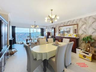 Zeer ruim en lichtrijk appartement gelegen in de Baron Ruzettelaan op wandelafstand van winkels, scholen en openbaar vervoer. Aansluitend is er...