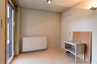 Are you looking for a practical and ready-to-move office or practice space at a prime location in Waregem? This approximately 100 m² office offers a functional layout and is ideal for self-employed people or companies looking for a professional workspace.<br /><br />Properties:<br />- Area: approx. 100 m²<br />- Layout: waiting area, separate office area<br />- Amenities: kitchenette, built-in wardrobes<br />- Heating: electric accumulation<br />- Location: Keukeldam in Waregem, with parking options nearby<br /><br />This building may be subject to the renovation obligation imposed by the Flemish government for non-residential buildings. For more information, please visit the website of the Flemish Energy and Climate Agency at https://www.energiesparen.be/nr/renovatieverplichting.<br /><br />This office is perfectly suited for various professional purposes and offers a combination of comfort, accessibility and functionality. Interested? Contact us for more information or an on-site visit at 056 21 11 11. <br /><br />Register of measures: no