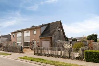 AANGENAME, PRIMA ONDERHOUDEN GEZINSWONING MET 4 SLAAPKAMERS, TUIN EN GARAGE OP 5A 75CA.Ideaal gelegen nabij centrum Puurs, op wandelafstand van...