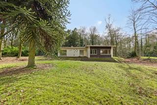 Bent u op zoek naar een woning met karakter op een prachtige locatie? Deze gelijkvloerse woning midden in de Lembeekse Bossen biedt een unieke...