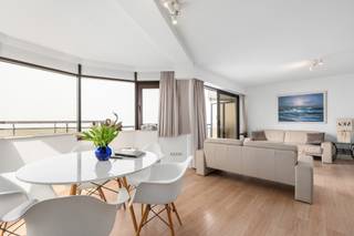 Dubbele wow aan zee: twee naast elkaar liggende appartementen – ideaal om te combineren tot één fenomenaal familie- of droomappartement!

Op de 8e verdieping van Residentie Bristol Palace bieden we twee aansluitende units aan:

App 1: Hoekappartement met ruime terrassen over de hele breedte met magnifiek frontaal zeezicht. 2 slaapkamers, 1 badkamer, open living/keuken met maximale lichtinval.
App 2: Zonneterras-appartement met groot zuidgericht terras met vrij uitzicht over de stad en hinterland. 1 slaapkamer (mogelijkheid uit te breiden), 1 badkamer.

Samenvoegen mogelijk – mits akkoord VME en omgevingsvergunning – tot één groot appartement van ±200 m² met fenomenale terrassen aan beide kanten:

Zeezicht-terras: barbecue met golven op de achtergrond
Zonneterras: zon en stadspanorama tot laat

Resultaat: 3 slaapkamers, 2 badkamers, ruime leefruimte, dubbel uitzicht (zee + stad) – ideaal voor families, als investering of luxe tweede verblijf.
Centraal op de Zeedijk: strand, casino, jachthaven, centrum en station op wandelafstand. Optie op parking en kelder. EPC C/D – modern comfort.
Unieke combinatie met zee- én stadzicht! 

Mogelijkheid tot aankoop kelderbergingen en bijkomende staanplaats voor 1 en/of 2 auto's in het gebouw!

Interesse? Contacteer Tinne via 0472 944 955 of tinne@keyimmo.be voor meer info of een bezoek.