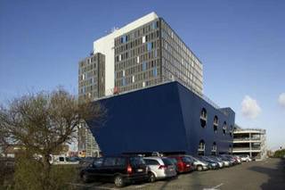 Atlantic House is één van de weinige kantoorgebouwen in de haven van Antwerpen. Dit gebouw heeft twee vleugels met een oppervlakte van respectievelijk 750 m² en 1318 m² per verdieping. Daarnaast ligt een recent parkeergebouw met 230 extra parkeerplaatsen. Het betreft een gerenoveerd kantoorgebouw, op een belangrijke invalsweg naar het centrum, vlakbij op- en afritten van de ring.