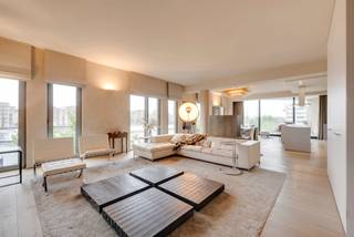 <p>Op een absolute toplocatie aan de Napoleonkaai bevindt zich dit uitzonderlijke appartement, gelegen in een prestigieus gebouw uit 2011. Met zijn royale volumes, hoogwaardige afwerking, meerdere terrassen en spectaculaire zichten op het MAS, het Willemdok en het Verbindingsdok biedt deze eigendom een unieke woonervaring in het hart van het Antwerpse Eilandje.</p>
<p>Bij het betreden van het appartement komt u binnen via een gepantserde veiligheidsdeur in een stijlvolle inkomhal. Via een grote glazen deur bereikt u de indrukwekkende leefruimte, waar licht, ruimte en comfort centraal staan. Dankzij een gevelbreedte van maar liefst 14 meter, plafondhoogtes van circa 3 meter en grote raampartijen geniet u hier van een uitzonderlijke natuurlijke lichtinval en een prachtig zicht op het water.</p>
<p>De leefruimte werd afgewerkt met een kwalitatieve parketvloer, maatwerkkasten, surround muziekinstallatie en een sfeervolle ingebouwde gashaard. Aansluitend bevindt zich hier een eerste terras van ca 8 m² dat tevens ook toegankelijk is vanuit de masterbedroom.</p>
<p>De luxueuze open keuken werd uitgerust met hoogwaardige Miele-toestellen en biedt alles wat de veeleisende hobbykok zich kan wensen. Zo beschikt de keuken over een wijnkoeler, koelkast, diepvriezer, inductiekookplaat, dubbele spoelbak, stoomoven, combi-oven, traditionele oven, warmhoudlade en ingebouwde koffiemachine. Aansluitend bevindt zich een praktische bijkeuken met extra bergruimte. Aansluitend bevindt zich een royaal terras van ca. 13 m², waar u volop kunt genieten van de avondzon en de unieke vergezichten over het MAS, het Verbindingsdok en het Willemdok.</p>
<p>Via de nachthal, voorzien van maatwerkkasten en een gastentoilet, bereikt u het slaapgedeelte. De royale master bedroom van ca. 23<strong> </strong>m² beschikt over een ruime ensuite dressing en een luxueuze badkamer. Deze badkamer is uitgerust met een vrijstaand designbad, een ruime inloopdouche, dubbele lavabo en toilet. Vanuit de badkamer en slaapkamer geniet u bovendien van een uniek zicht op het tweede terras.</p>
<p>Verder beschikt het appartement momenteel over een zeer ruime tweede kamer die vandaag is ingericht als combinatie van bureau en slaapkamer met aansluitende badkamer voorzien van douche, toilet en lavabo. Volgens het oorspronkelijke plan kan deze ruimte eenvoudig opnieuw worden opgesplitst in twee volwaardige slaapkamers. De kamers kijken uit op de rustige binnentuin van het gebouw en beschikken over een dressing.</p>
<p>Ook praktisch comfort werd niet vergeten. Het appartement beschikt over airco, vloerverwarming, plafondhoge blokdeuren, een afzonderlijke wasruimte met ingebouwde kasten en een privatieve kelderberging.</p>
<p>Er is een dubbele garagebox op niveau -3 aan te kopen voor €100.000, een bijzonder waardevolle troef op deze locatie.</p>
<p>Extra troeven:<br />✔ Panoramische zichten op MAS, Willemdok en Verbindingsdok<br />✔ Twee ruime terrassen met optimale oriëntatie<br />✔ Hoogwaardige Miele-keuken met volledig toestellenpakket<br />✔ Parketvloer, vloerverwarming en airconditioning<br />✔ Ingebouwde gashaard en maatwerkkasten<br />✔ Master suite met dressing en luxebadkamer<br />✔ Mogelijkheid tot 3 slaapkamers<br />✔ Dubbele garagebox (€100.000)<br />✔ Privatieve kelderberging</p>
<p>Een uitzonderlijk appartement voor wie op zoek is naar ruimte, luxe, comfort en unieke zichten op één van de meest gegeerde locaties van Antwerpen.</p>
<p>Voor meer informatie of een bezoek ter plaatse kan u contact opnemen met Vincent via 0475/21.00.86 vincent@reds.be</p>
