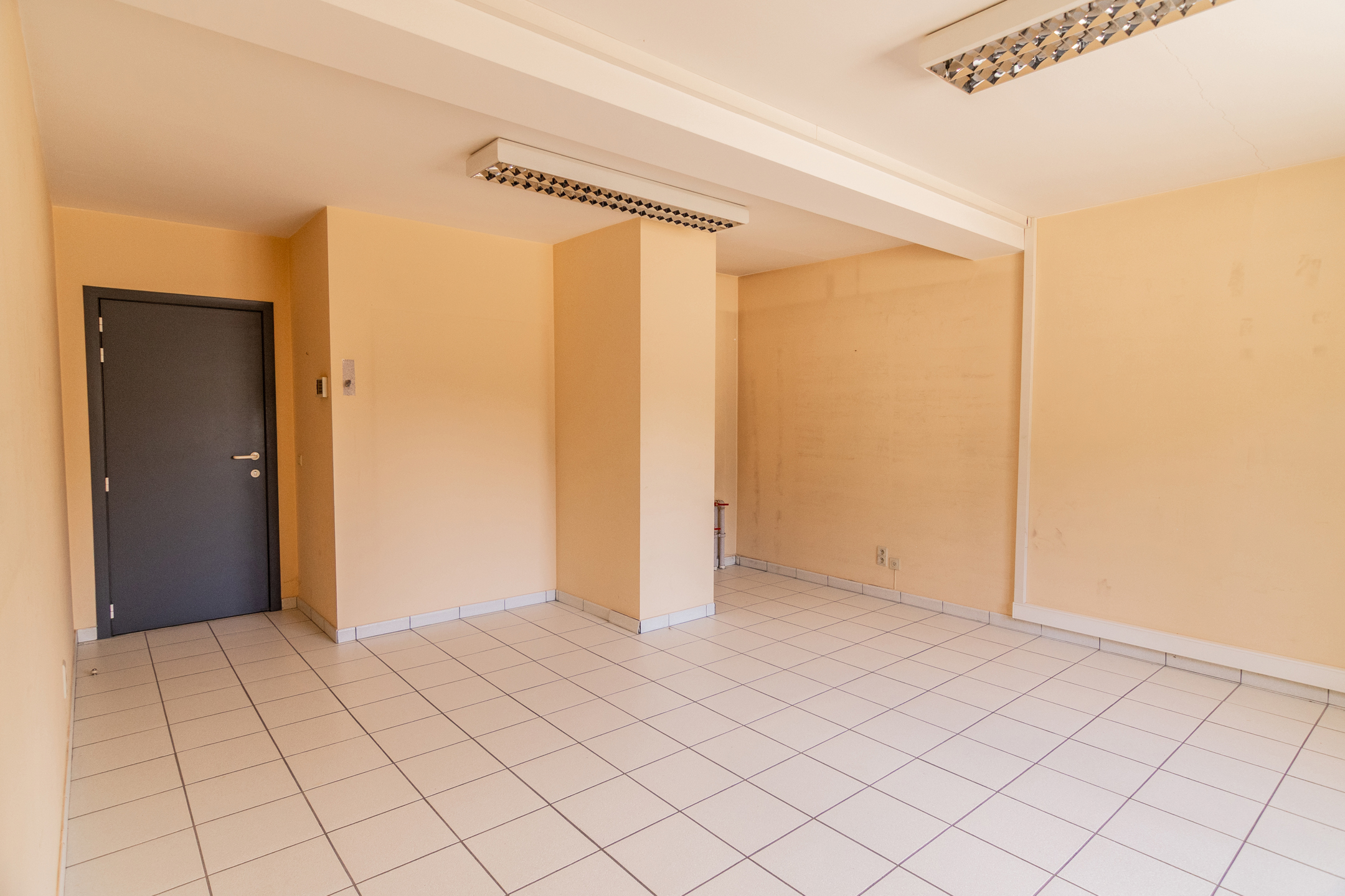 Veelzijdige investeringskans op het gelijkvloers – kantoren &amp; appartement te koop in Aalst - foto 3
