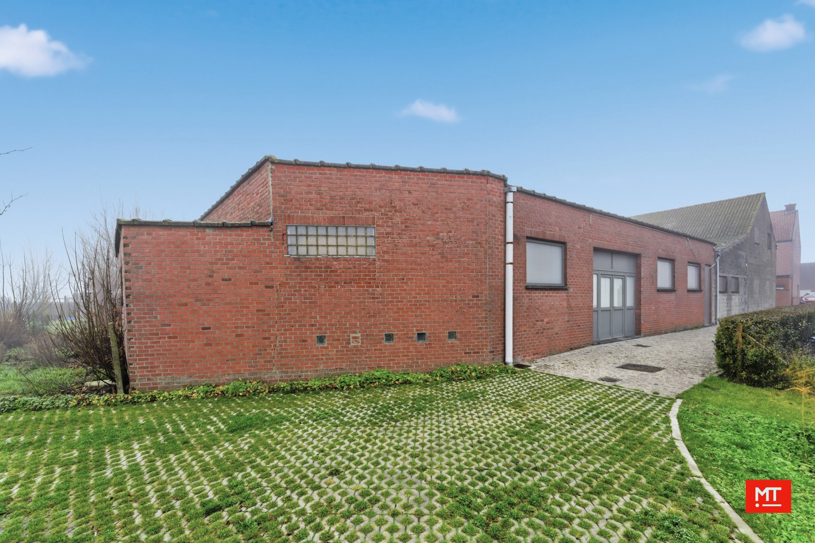 Bijzonder ruim gebouw met magazijn in de dorpskern van Zandvoorde (Zonnebeke) - foto 4