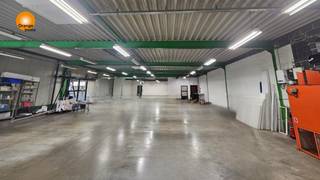 Deze woning beschikt op het gelijkvloers over een inkomhal, een berging, een keuken en een grote loods van 345m². <br /><br />Op de eerste verdieping bevinden zich de living met zithoek en eetplaats, een keuken, een berging, een apart toilet, 2 slaapkamers en een badkamer met een bad. Via de veranda kom je op het zonnig terras.<br /><br />Op de tweede verdieping zijn er 3 slaapkamers en een recente badkamer met een inloopdouche en toilet. <br /><br />De verwarming is met aardgas. Warmtepomp voor warm water en airco voorzien in de living en slaapkamer. 44 zonnepanelen met nog voor 12 jaar certificaten ten bedrage van +/- 11.000 €.<br /><br />Er zijn overal vliegenramen en rolluiken voorzien. De woning is volledig onderkelderd. <br /><br />Deze woning met veel mogelijkheden geniet van een uitstekende ligging in het centrum van Maasmechelen en in de nabijheid van de autosnelwegen en het Nationaal Park Hoge Kempen.<br /><br />Mogelijkheid om de naastliggende projectgrond bij te kopen.<br /><br />Vergunning uitgereikt/Woongebied/Geen rechterlijke herstelmaatregel of bestuurlijke maatregel opgelegd/Geen voorkooprecht/Geen verkavelingsvergunning/ P-score: B/ G-score: B.