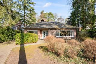 <p><strong>Instapklare, gelijkvloerse villa met prachtige tuin op ca. 1.680 m² in hartje Kapellen-Heide!</strong><br />Deze woning beschikt over een ruime zolder met potentieel én een <strong>vrijstaand garagegebouw</strong>!<br /><br />De woning omvat in totaliteit 3 bouwlagen, waaronder:</p>
<ol>
<li>
<p>Een gelijkvloerse verdieping met inkomhal, vestiaire, gastentoilet, woonkamer, eetplaats, leefkeuken,<strong> tuinkamer </strong>en nachthal met toegang tot de slaapkamers en badkamer 2. Een volledig inrichtbare zolderverdieping</p>
</li>
<li>
<p>Een praktische vrijstaande garage met oprit<br /><br /><strong>Voorzieningen op de gelijkvloerse verdieping:</strong></p>
</li>
</ol>
<ul>
<li>
<p>Inkomhal met gastentoilet, handenwasser en vestiaire</p>
</li>
<li>
<p>Lichtrijke woonkamer op parket met een <strong>gezellige pelletkachel </strong>verwerkt in de <strong>open haard</strong>, met zicht op de fraai<strong> aangelegde tuin</strong></p>
</li>
<li>
<p>Ruime eetplaats aansluitend op de keuken</p>
</li>
<li>
<p>Volledig vernieuwde, moderne<strong> leefkeuken </strong>met centraal eiland en <strong>kwaliteitsvolle inbouwtoestellen</strong></p>
</li>
<li>
<p>Tuinkamer met grote raampartijen en een sfeervolle connectie met de tuin</p>
</li>
<li>
<p>Nachthal die toegang geeft tot:<br /> • Masterbedroom (ca. 17 m²)<br /> • Slaapkamer 2 (ca. 12 m²)<br /> • Verzorgde badkamer met<strong> inloopdouche</strong>, dubbele lavabo en toilet<br /><br /><strong>Voorzieningen op de zolderverdieping:</strong></p>
</li>
</ul>
<ul>
<li>
<p>Ruime zolder over de volledige breedte van de woning, bereikbaar via zolderluik</p>
</li>
<li>
<p>Mogelijkheid tot het inrichten van extra slaapkamers, bureau of hobbyruimte<br /><br /><strong>Bijzonderheden:</strong></p>
</li>
</ul>
<ul>
<li>
<p>Vrijstaande garage met automatische poort en extra bergruimte, een zonnige tuin met <strong>zonneterras</strong> en vaste <strong>barbecue,</strong> een <strong>blanco EK</strong>, een <strong>EPC C </strong>(bijna B!!) een instapklaar karakter dankzij grondige renovaties in keuken en badkamer en een zolder die<strong> uitbreidingsmogelijkheden</strong> biedt.</p>
</li>
</ul>
<p><strong>Ligging van deze woning:</strong><br />Deze woning is gelegen in een rustige,<strong> groene woonwijk</strong> aan de Barreellaan in <strong>Kapellen/Heide,</strong> op wandelafstand van het levendige dorpscentrum met winkels, horeca en supermarkten.<br />Verder geniet u van een uitstekende verbinding richting Kapellen centrum,<strong> Brasschaat</strong>, de <strong>Nederlandse grens</strong> én <strong>Antwerpen.</strong> Wat betreft de directe omgeving, bevindt u zich:</p>
<ul>
<li>
<p>Op veilige wandel- en fietsafstand van basisscholen, <strong>station Heide</strong> en <strong>natuurgebieden</strong>.</p>
</li>
<li>
<p>In de onmiddellijke nabijheid van openbaar vervoer, de <strong>fietsostrade</strong> én invalswegen</p>
</li>
</ul>