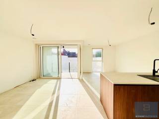<p><span><strong>Reeds meer dan 60% verkocht!</strong></span><br /><br />Binnenkort van één van deze nieuwbouw appartementen uw thuis maken, midden in het centrum van Maldegem? Dit is de kans!<br /><br />Project Koffiebranderij bevindt zich in het bruisende centrum van Maldegem. Met alle faciliteiten op wandelafstand. Het project bestaat uit 23 appartementen en 4 penthouses. Langs de achterzijde kunt u genieten van een prachtig aangelegde binnentuin. Bovendien zijn de appartementen op het gelijkvloers voorzien van een privé tuintje.<br /><br /></p>
<p>Op de gelijkvloerse verdieping is er nog keuze uit <strong>1-2 slaapkamer appartementen</strong>. Op verdieping 1 en 2 zijn dit <strong>2 slaapkamer appartementen.</strong> <br />Deze zullen uiteraard aan alle hedendaagse energienormen voldoen. Ieder appartement is voorzien van GEOTHERMISCHE WARMTEPOMPEN, vloerverwarming met passieve koeling en ZONNEPANELEN. Het gebouw heeft een zuidgerichte oriëntatie waardoor je steeds kan genieten van het zonnetje vanop je terras of in je tuintje.<br /><br />Ondergronds zijn zowel parkeergarages, staanplaatsen als fietsenstalling terugvinden. Bovengronds wordt nog een extra fietsenberging voorzien met parkeerplaatsen.<br /><br /></p>
<p>Bij aankoop van een appartement is het mogelijk dit helemaal <span><strong>op maat en naar eigen smaak in de richten</strong></span>. U heeft nog de mogelijkheid de vloeren, keuken, badkamer, … zelf te kiezen bij de hiervoor aangeduide leveranciers.<br />Vloeren/keukens op de foto's zijn ter illustratie van reeds verkocht appartementen. <br /><br />Nieuwsgierig naar deze tijdloze bouw met grote raampartijen en ultiem comfort?<br /><br />Contacteer Bonne Vastgoed 7 op 7 voor meer info via 0468/104040 of info@bonnevastgoed.be</p>
