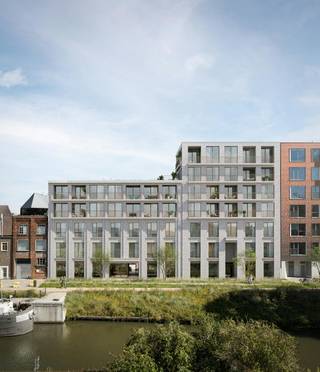 Welkom bij Bollard, een luxueus woonproject aan de vernieuwde Kleindokkaai in Gent. Hier wordt het beste van modern comfort en historische charme samengebracht in een unieke setting aan het water. Het project omvat veertien stijlvolle appartementen, hoogwaardige kantoren en commerciële ruimtes, allemaal ontworpen met oog voor duurzaamheid en luxe. Geniet van de rust van het water en het levendige karakter van de Oude Dokken, op wandelafstand van het historische stadscentrum en station Gent-Dampoort. Er zijn ruime appartementen met grote terrassen en een hoogwaardige afwerking. De weidse uitzichten over de kaaien en Gent maken elk moment bijzonder.Het project voldoet aan de BEN-normen, met vloerverwarming, zonnepanelen en een groendak. Het energiepeil van E30 garandeert toekomstbestendig en milieuvriendelijk wonen.De promenades zijn autovrij, openbaar vervoer bevindt zich om de hoek en er zijn ondergrondse parkeerplaatsen met laadpunten voor elektrische wagens.Bollard verwijst naar de rijke havengeschiedenis van de Oude Dokken. Het ontwerp is geïnspireerd op de industriële architectuur van weleer, met een moderne toets die het gebouw een tijdloze uitstraling geeft. Bewoners genieten van een oase van licht, lucht en ruimte, gecombineerd met de levendigheid van een bruisende nieuwe buurt.Meer info op www.dewaele.com of via 09 234 34 34.