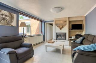 We zijn verheugd om u opnieuw een woning in deze gegeerde wijk te kunnen aanbieden!!! Halfopen bebouwing en bestaande uit hal, gezellige living...