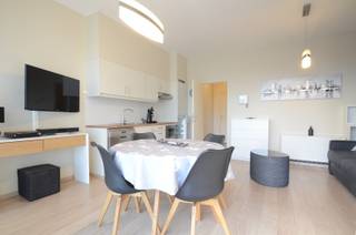 Res. Harbour View. Deze instapklare studio biedt een prachtig uitzicht op de jachthaven. De lichtrijke leefruimte zorgt voor een aangename sfeer...