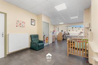 <p>Gelegen in de Dorpsstraat in Peer, geniet dit ruime handelspand met woonst van een bijzonder centrale ligging. Dankzij de goede bereikbaarheid is dit bovendien een ideale locatie voor wie wonen en werken wil combineren.<br /> </p>
<p>De woning van 1957 werd doorheen de jaren goed onderhouden en praktisch ingericht. Met een bewoonbare oppervlakte van maar liefst 415 m² op een perceel van 880 m² biedt dit pand uitzonderlijk veel ruimte. Je beschikt over 6 ruime slaapkamers met elk een eigen airco, en een extra kamer op het gelijkvloers die perfect als 7de slaapkamer kan dienen. De leefruimte sluit mooi aan op de moderne, uitgeruste keuken en wordt extra gezellig door de gashaard. Verder is er een ruime badkamer met inloopdouche, een bureel op de verdieping en een polyvalente ruimte die momenteel als kinderopvang gebruikt wordt. Buiten geniet je van een onderhoudsvriendelijke tuin met ingebouwd zwembad, poolhouse en overdekt terras.<br /><br /><strong>Enkele</strong><strong>troeven</strong>:</p>
<ul><li>Wonen en werken combineren: Ruime opslagplaats en praktische indeling, ideaal voor zelfstandigen of een vrij beroep.</li><li>Comfort en energiezuinig: Gunstig EPC-label C, 26 zonnepanelen en een conforme elektrische keuring.</li><li>Praktische voorzieningen: Zeer ruime garage met 2 automatische poorten en aparte zij-ingang.</li></ul>
<p><br />Plan gerust een bezoek en ontdek zelf de ruimte, het comfort en het potentieel dat deze eigendom te bieden heeft via impact@era.be of 089 46 48 63 – Khaz helpt je graag verder!</p>
