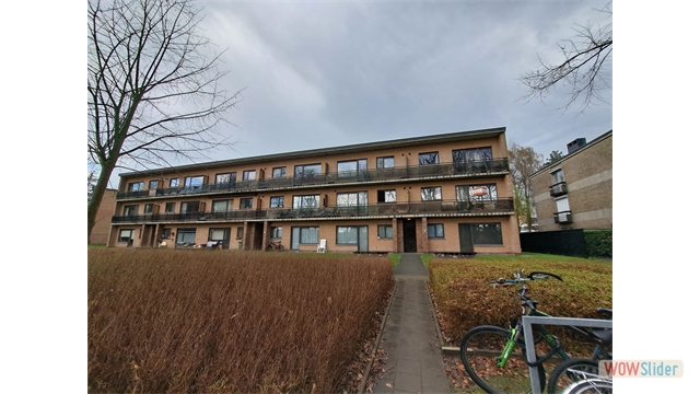Een mooi en ruim appartement op de eerste verdieping bestaande uit een woonkamer, ingerichte keuken, 3 slaapkamers, badkamer, wasplaats, terras.
