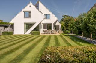 Nestled in a peaceful residential setting in Westkapelle, this elegant detached villa perfectly combines space, privacy and everyday comfort. Offering 313 m² of living space, the property presents an exceptional opportunity for those seeking a high-quality family home in a highly desirable location.<br /><br />The light-filled living areas flow seamlessly into the garden, creating a harmonious connection between indoor and outdoor living. Upstairs, the villa features four generously proportioned bedrooms and two bathrooms, while the fully finished attic provides versatile additional space, ideal as a home office, hobby room, playroom or guest accommodation.<br /><br />Surrounded by a beautifully maintained garden, the property offers an exceptional sense of peace and privacy. Ample on-site parking further enhances everyday convenience.<br /><br />The sought-after residential neighbourhood of Maaiken is renowned for its green surroundings and tranquil atmosphere, while offering excellent access to Knokke, the Belgian coast and nearby nature reserves. Shops, schools and other everyday amenities are all within easy reach.<br /><br />A timeless villa distinguished by its high-quality finishes, generous proportions and prime location in Westkapelle.