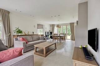Wonen in het groen, met ruimte rondom en hedendaags comfort binnen.<br /><br />In een residentiële en bosrijke omgeving van Keerbergen bevindt zich deze karaktervolle villa uit 2013, gelegen op een prachtig perceel van maar liefst 1.800 m².<br /><br />Via de inkomhal, voorzien van een gastentoilet en trap naar de verdieping, komen we in de ruime leefruimte. Een aansluitende aparte maar toch geïntegreerde ruimte kan perfect worden ingericht als bureau, thuiswerkplek of rustige leesruimte.<br /><br />De leefruimte vloeit naadloos over in de volledig geïnstalleerde leefkeuken met centraal eiland. Grote raampartijen zorgen voor veel licht en versterken de directe verbinding met het terras en de tuin. De westelijke oriëntatie zorgt bovendien voor aangename namiddag- en avondzon.<br /><br />Verder beschikt het gelijkvloers over een bijzonder ruime en praktische berging met douche en toilet, met rechtstreekse toegang tot de dubbele inpandige garage en de kelder.<br /><br />Op de eerste verdieping bevinden zich drie zeer ruime slaapkamers, voorzien van vaste inbouwkasten.<br /><br />De master bedroom beschikt over een afzonderlijke (dressing)ruimte. De ruime badkamer is uitgerust met een ligbad, inloopdouche en toilet.<br /><br />Een vaste trap leidt vervolgens naar de dakverdieping. Hier bevindt zich een zeer ruime polyvalente ruimte die afhankelijk van de behoeften kan worden ingericht als hobbykamer, fitnessruimte, speelruimte, extra slaapkamer of thuiskantoor.<br /><br />Deze villa combineert haar karaktervolle uitstraling met een uitstekende energieprestatie.<br />De woning beschikt over EPC-label A met een score van slechts 56 kWh/m², vloerverwarming en een geothermische warmtepomp.<br /><br />Het perceel van 1.800 m² is volledig afgesloten en biedt ruimte en rust met volwassen groen. De woning ligt hierdoor privé en voelt bijzonder aangenaam aan, terwijl je toch deel uitmaakt van de residentiële omgeving van Keerbergen.<br /><br />Een woning voor wie niet alleen een huis zoekt, maar vooral ruimte, rust en een aangename plek om thuis te komen.<br /><br />
