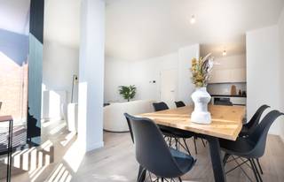 LAEKEN, vlak bij het kanaal en alle voorzieningen, prachtige nieuwe duplex met 2 slaapkamers en een bewoonbare oppervlakte van ± 99 m², gelegen op de 2e verdieping. De indeling is als volgt: inkomhal, woonkamer van ± 27 m², volledig uitgeruste keuken, 2 aparte toiletten, berging, 2 slaapkamers (± 14 m² en ± 13 m²), waarvan één met toegang tot het terras, badkamer, wasruimte (aansluiting voor wasmachine/droger) en kelder. Alle oppervlakten zijn bij benadering. EPB: B+: 7,57 kg/(m²/jaar). Kosten: 90 €/maand (gemeenschappelijke kosten). Direct beschikbaar.
