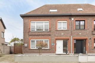 Op zoek naar een ruime woning met veel potentieel? Deze driegevelwoning, gelegen op een uitstekende locatie nabij het centrum van Merchtem, biedt...