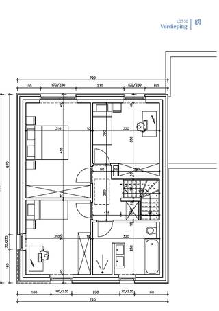 Deze strak ontworpen nieuwbouwwoning van Huysman Bouw ligt in een rustige, nieuwe verkaveling tussen de Eeklostraat en Benninckstraat. De bouwwerken zijn gestart en u koopt aan vaste prijs. De woning is zuidoost georiënteerd op een perceel van 256 m² en beschikt over een carport, zolder, 3 slaapkamers en een praktische wasplaats. Dankzij de grote raampartijen geniet u van veel licht en een optimale indeling. Energiezuinigheid staat centraal: warmtepomp met vloerverwarming op beide verdiepingen, zonnepanelen, ventilatie met warmterecuperatie en superisolerende beglazing zijn standaard. Uw interieur kiest u volledig op maat, met begeleiding van onze interieurarchitect. Ruime budgetten voor keuken, vloeren en deuren zijn voorzien. Ontworpen door CAS architecten, met hoogwaardige gevelmaterialen en strakke lijnen. Interesse? Contacteer Ewout Vanden Bussche via 0497 588 888 of contact@huysmanbouw.be.