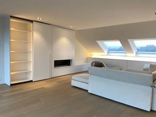 Deze zonovergoten en elegante penthouse is een echt pareltje die tot in de puntjes werd afgewerkt. <br /><br />Residentie Gaverpark ligt op wandelafstand van het centrum van Waregem alsook nabij het park Baron Casier. Dit nieuwbouwproject biedt 6 exclusieve appartementen aan, waarvan er reeds 5 bewoond zijn. <br /><br />De penthouse is gelegen op de derde verdieping en werd op plan ingedeeld als volgt:<br />Inkomhall met inbouwkasten en gastentoilet, lichtrijke woonkamer met open gashaard, open ingerichte keuken met keukeneiland, aparte bureauruimte, 2 grote slaapkamers, 2 ingerichte badkamers en 4 terrassen met unieke uitzichten. <br /><br />Extra's: open gashaard, parketvloeren, ingebouwde kasten, domotica, corianbladen,...<br /><br />Deze unieke penthouse is een streling voor het oog!<br /><br />Mogelijkheid tot het aankopen van een ondergrondse garagebox met berging en autostaanplaats.