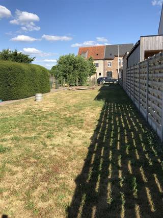 Ontdek deze veelbelovende bouwgrond van 495m², perfect gelegen in een aangename en rustige en kindvriendelijke buurt aan doodlopende straat...
