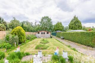 De woning beschikt op het gelijkvloers over een inkomhal die doorloopt naar de leefruimte. De woonkamer vormt een centraal punt in de woning en sluit aan op de <strong>open keuken met eetgedeelte</strong>. Deze keuken is praktisch ingericht en biedt <strong>voldoende werk- en opbergruimte</strong>, met een logische verbinding naar de woonkamer.<br /><br />Naast de keuken bevindt zich een <strong>berging</strong> voor voorraad en huishoudtoestellen. Op het gelijkvloers is ook de badkamer terug te vinden, ingericht met de nodige voorzieningen. Aan de achterzijde ligt een <strong>veranda </strong>die als extra leefruimte kan dienen en <strong>rechtstreeks toegang</strong> geeft tot het <strong>terras en de tuin</strong>.<br /><br />De tuin is ruim en overzichtelijk, met een tuinhuis voor bijkomende opslag. De <strong>garage</strong> is te bereiken via de <strong>oprit </strong>naast de woning en biedt plaats voor een wagen of extra bergruimte.<br /><br />Op de eerste verdieping bevinden zich <strong>twee slaapkamers</strong>, beide geschikt als volwaardige slaapruimte en met voldoende lichtinval.<br /><br />U kan een bezoek aanvragen via 03 502 98 74 of via lena@claves.be.
