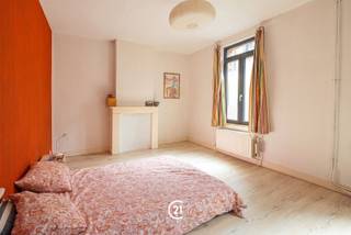 Doe een bod vanaf 359 000 euroOntdek deze prachtige eengezinswoning, ideaal voor een gezin of als interessante investering. De woning is gelegen op een toplocatie in Jette, rustige straat in de directe nabijheid van het centrum van Jette, de VUB en het UZ Brussel. Ook het openbaar vervoer en het station van Jette bevinden zich vlakbij. De woning werd volledig en met veel smaak gerenoveerd en ingericht, waarbij het authentieke karakter mooi werd behouden. De combinatie van hedendaags comfort en originele elementen zorgt voor een warme en unieke sfeer. Troeven van deze woning: 4 kamers Gezellig, ingesloten terras Volledig uitgeruste keuken, Authentieke plankenvloeren Aparte houtkachel Elektrische installatie conform, Energiezuinig, Lage onroerende voorheffing...Volledig gerenoveerd en instapklaar! Uitstekende ligging nabij winkels, openbaar vervoer, VUB, UZ Brussel en het station van Jette. Een woning met veel charme, karakter en comfort, gelegen op een gegeerde locatie. Ideaal voor wie op zoek is naar een gezellige gezinswoning of een interessante investering.❤️ Een echte coup de cœur die zeker een bezoek waard is!Gezien de gunstige ligging, in de onmiddellijke nabijheid van het openbaar vervoer, de VUB en het UZ Brussel, evenals het potentieel en de indeling van de woning, is het pand ook uitermate geschikt voor cohousing/coliving.