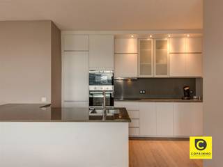 <p><span>Instapklaar 2 slaapkamer appartement met groot terras!</span></p><p><span>Doorheen de jaren werd dit pareltje grondig, kwalitatief en smaakvol gerenoveerd. Dit appartement met uitstekend EPC en conforme elektriciteit ligt op de 11</span><span><sup>de</sup></span><span> verdieping van een gebouw met lift, te midden van de gerenommeerde Fruithoflaan. De uitstekende Mobiscore van 9,3/10 heeft u te danken aan diverse winkels, scholen, parken, horeca en sportfaciliteiten op wandelafstand. Ook het openbaar vervoer en belangrijke invalswegen zijn steeds vlakbij. De schitterende uitzichten, de natuurlijke lichtinval en het uitgestrekt terras zijn uiteraard enorme troeven. Kortom, een mooie kans wie op zoek voor eigen bewoning, maar ook ideaal ter investering.</span></p><p><span> </span></p><p><span>Leefruimte & keuken:</span></p><p><span>Met dank aan de grote raampartijen (HR++ 2016) gaat de aandacht meteen uit naar de openheid, de alomtegenwoordige lichtinval en het panoramische uitzicht. De leefruimte met charmante open keuken leent zich tot elk interieur, kan leuk worden ingedeeld en biedt toegang tot het terras. De keuken werd mooi geïntegreerd, biedt veel werk- en opbergruimte, omvat een zitgedeelte alsook een prachtig werkblad met mooi dessin. Ze is uitgerust met een keramisch kookvuur, dampkap, oven, microgolf, koelkast, vriezer en lavabo met spoeldouche. Tijdens het koken blijf je in contact met het gezin, uw gezelschap,... ideaal dus om gezellige etentjes te organiseren.</span></p><p><span> </span></p><p><span>Nachthal, slaapkamers, badkamer & toilet:</span></p><p><span>Via de nachthal met handige nis bereikt u de ruime slaapkamers van ca. 12,5 en 13,5m². Net zoals in de leefruimte kunnen beeldschermen worden opgehangen zonder dat kabels zichtbaar zijn. De moderne badkamer is geheel betegeld en dus zéér onderhoudsvriendelijk. Hier vindt u een weelderige inloop-/regendouche, strak wasmeubel met bijhorende spiegelkast, handdoekradiator en meerdere hangkastjes. Het toilet met mechanische ventilatie is apart.</span></p><p><span> </span></p><p><span>Terras, kelder & garagebox:</span></p><p><span>Het grote terras strekt zich uit over de hele breedte van het appartement en heeft een oppervlakte van ca. 18m². Hier kan u de hele dag door genieten met een adembenemend en groen uitzicht op de achtergrond. De perfecte plek om na een drukke dag geheel tot rust te komen, al dan niet vergezeld van een sprankelend aperitief of een overheerlijke maaltijd. Een privatieve kelder is inbegrepen. De ondergrondse garagebox met elektrische poort (Feryn), licht, elektriciteit en water vormt een ware luxe en kan aangekocht worden aan € 30.000.</span></p><p><span> </span></p><p><span>Extra troeven:</span></p><p><span>- Toplocatie</span></p><p><span>- EPC B</span></p><p><span>- HR++ ramen 2016</span></p><p><span>- Dakisolatie 10 cm PUR</span></p><p><span>- Elektriciteit conform</span></p><p><span>- Uitgestrekt terras "with a view"</span></p><p><span>- Kelder </span></p><p><span>- Garagebox met elektrische poort</span></p><p><span>- Fiberklaar</span></p><p><span> </span></p>