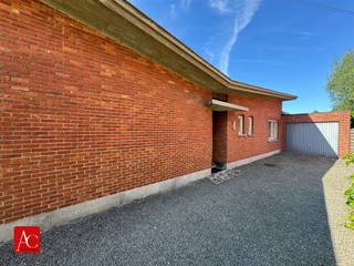 <p>Een mooie kans voor de ambitieuze verbouwers onder ons.</p><p>Deze open bebouwing, type bungalow, combineert een mooi perceel van 924 m², met een prachtig onbelemmerd uitzicht over de velden.</p><p>Gelegen aan de rand van Sint-Niklaas biedt deze eigendom alle vrijheid om uw droomwoning te realiseren, of het nu gaat om een grondige renovatie of een volledige heropbouw, het potentieel is aanwezig. Dankzij het gunstige BTW-tarief van 6% op afbraak en heropbouw maakt u van deze locatie een fiscaal heel voordelige investering in uw toekomst.</p><p>Het perceel, met een zuidwestelijke oriëntatie aan de achterzijde, garandeert maximale zonlichtheid en een weids, groen uitzicht dat u dag na dag doet genieten van de rust en ruimte rondom.</p><p>De gelijkvloerse woning voorziet met haar 113 m² bewoonbare oppervlakte in een lichtrijke woonkamer met aangrenzende keuken, een hal met vestiaire en bezoekerstoilet, een ingerichte badkamer met inloopdouche, 2 slaapkamers, een berging/wasplaats en een garage. Samen met de grote tuin en de oprit vormt dit de ideale basis om iets moois van te maken.</p><p>Is uw interesse gewekt, aarzel dan niet en contacteer ons voor een plaatsbezoek!</p>