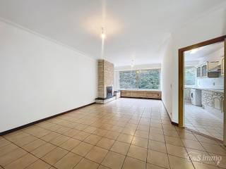 Lichtrijk appartement met groen uitzicht op toplocatie in Deuzeld.<br />Op de tweede verdieping bevindt zich dit goed gelegen en bijzonder lichtrijke appartement met een prachtig, open zicht op het groen. De ligging is ideaal op wandelafstand van parken, winkels en openbaar vervoer.<br />Bij binnenkomst komt u in de inkomhal met vestiaire en apart toilet. De ruime leef- en eetkamer (ca. 30 m²) met keramische tegelvloer geniet van veel natuurlijk licht en een aangenaam, groen uitzicht. De aanwezige haardcassette zorgt voor extra sfeer en gezelligheid.<br />De aparte keuken (ca. 9 m²) biedt veel potentieel en kan naar eigen smaak worden gemoderniseerd.<br />Verder beschikt het appartement over twee ruime slaapkamers (ca. 17 m² -11 m²). De master bedroom heeft toegang tot het terras aan de achterzijde, een rustige plek om te genieten van de buitenlucht. De badkamer is uitgerust met een douche en badkamermeubel.<br />Het appartement is voorzien van dubbele beglazing en een vernieuwde elektriciteitskast. Bovendien is er een privatieve kelderberging inbegrepen.