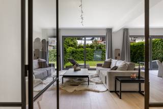 Dit prachtig appartement bevindt zich op een heerlijke en unieke centrumlocatie te Leuven. <br />De onmiddellijke nabijheid van tal van winkels en ontspanningsmogelijkheden biedt u de meest ideale leefomgeving.<br />Een ruime private tuin waar het heerlijk vertoeven is betreft uiteraard een enorm gegeerde en unieke troef.<br />De royale eet- en leefruimte genieten door de knappe breedte van het appartement van mooi zicht op de tuin alsook Sint-Geertrui abdij. Grote raampartijen bieden u steeds een zeer aangename en lichtrijke leefomgeving.<br />De knappe geïnstalleerde halfopen leefkeuken geniet van een aansluitend praktische bergruimte.<br />Kwalitatieve en karaktervolle materiaalkeuzes vormen de leidraad doorheen het gehele appartement.<br />Verder beschikt het appartement over een mooie badkamer met inloopdouche en toilet.<br />Er biedt zich de mogelijkheid om een ondergrondse garagebox bij aan te kopen aan 50.000 EUR. <br />Op zoek naar een prachtig gelijkvloers appartement met tuin op een unieke locatie te Leuven centrum? Laat de beelden voor zich spreken en contacteer ons voor een bezoek ter plaatse.<br />info@covas.be // 016 40 60 20 // www.covas.be