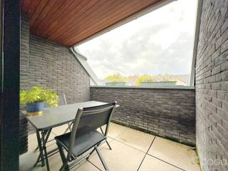 VOOR DEZE WONING WERKEN WE MET EEN BEZOEKERSLIJST.<br />Inschrijven kan enkel door een bezoekaanvraag via onze website,. Zodra een bezoek mogelijk is zullen we u contacteren.<br /><br />Dit mooi appartement (105m²) op de 2e verdieping met lift, is gelegen op een TOPLOCATIE in het midden van het centrum, bij winkels, scholen en openbaar vervoer, en het treinstation ‘Noorderkempen’ is op korte afstand bereikbaar. Deze mooie residentie werd in 2016 gebouwd en verkeerd in een perfecte staat! Indeling als volgt: inkomhal, leefruimte op een tegelvloer, open keuken ingericht met keramische kookplaat, dampkap, koelkast, vaatwasser, combi-oven en van hieruit toegang naar de bijkeuken/wasberging. Vanuit de keuken een schuifraam naar het overdekte terras van ca 6m²m. Verder heb je een nachthal welke leidt naar de 3 slaapkamers (waaronder 1 babykamer of dressing), het apart toilet en de badkamer welke ingericht is met een inloopdouche en lavabomeubel. De ruime kelder, welke is begrepen in de huurprijs, is te bereiken met de lift. Op en rond het plein zijn er voldoende openbare parkeerplaatsen. Huurprijs 945 Euro + 55 Euro, beschikbaar 01/01/2027.