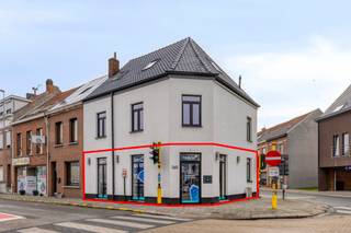 <p>Er zijn van die panden waar je meteen voelt dat het klopt. Dit is er zo een.</p>
<p>Paalstraat 148, een hoekpand in het centrum van Schoten, vlak op de commerciële as van de gemeente. De Paalstraat is de winkelstraat van Schoten, en ze staat op het punt om nog beter te worden. De gemeente investeert 15 miljoen euro in een volledige centrumvernieuwing: de Paalstraat en het marktplein worden autoluwe zones, voetgangers en fietsers krijgen absolute prioriteit, en het hele centrum krijgt een groener, levendiger karakter. Alles klaar tegen 2030. Wie nu een goede positie inneemt, pikt daar straks volop de vruchten van.</p>
<p>Maar goed, laten we eerst eens binnenstappen.</p>
<p>De gevel is wit bepleisterd, netjes en strak, en het pand springt meteen in het oog op de hoek van de straat. Grote ramen aan de straatkant geven maximale zichtbaarheid, zowel overdag als in de avond. Zodra je de voordeur opent, begint het: de vloer in de kantoor- of winkelruimte is een authentieke mozaïektegel in groen, creme en donkere tinten. Dat zie je niet meer zo vaak, en het geeft het pand meteen karakter. De ruimte is licht, open en goed doordacht: drie radiatoren, opbouwspots in het plafond, een ingebouwde houten kast met zes deuren, duidelijke raampartijen en een houten opstap die de ruimte speels opdelen. Of je er een kantoor, een praktijk of een winkel van maakt, het is allemaal voorstelbaar.</p>
<p>Via de gang, die verbindt alles logisch met elkaar, kom je achteraan in het pand. Kapstok aan de wand, een lichtpunt aan het plafond en deuren naar de verschillende ruimtes. Rechts de technische ruimte: Vaillant gascondensatieketel, zekeringskast, internetaansluiting en drie verschuifbare zonweringen die al gemonteerd zijn. Alles wat je nodig hebt, zit er al in.</p>
<p>Het toilet heeft een Duravit wastafel met inox kraan en een hangend monobloc toilet, strak en functioneel. Geen fratsen, gewoon goed.</p>
<p>De keuken achterin is volledig uitgerust. Witte laminaat kasten met soft-close, een zwart werkblad, een Blanco spoelbak in zwart met thermostatkraan, en drie ingebouwde Zanussi toestellen: oven, koelkast met vriesvak en vaatwasmachine.</p>
<p>Dan is er nog de tweede ruimte aan de achterkant van het pand, die ook uitgeeft op de zijstraat via een grote raampartij. Ruim, licht en veelzijdig inzetbaar: extra werkplekken, een behandelruimte, een kleine vergaderkamer of gewoon opslag. Dat bepaal jij.</p>
<p>Schoten zelf is een groene, rustige gemeente ten noorden van Antwerpen, met een goede verbinding richting de stad. Het centrum heeft een hecht lokaal handelsleven, een actieve gemeenschap en een duidelijke ambitie om de komende jaren meer leven in de brouwerij te brengen. Voetgangers en fietsers krijgen er absolute prioriteit en het centrum moet groener en gezellig worden met zonnige terrasjes. Voor wie een zichtbare, goed gelegen commerciële ruimte zoekt in een gemeente die investeert in haar toekomst, is dit een pand om serieus te nemen.<br /><br />Voor meer informatie of een bezoek in te plannen surf naar www.paalstraat148.be!</p>