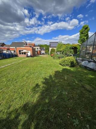 Ontdek deze aantrekkelijke bouwgrond met een perceelbreedte van 7 meter en een diepte van net geen 55 meter. Dankzij de gunstige afmetingen biedt dit perceel tal van mogelijkheden voor het realiseren van een comfortabele gezinswoning.<br /><br />Op het perceel kan gebouwd worden volgens een volume van 17 m x 13 m x 9 m, afgewerkt met een stijlvol zadeldak. Hierdoor krijgt u de kans om een ruime woning te creëren met veel lichtinval en een aangename leefomgeving.<br /><br />De tuin is ideaal georiënteerd op het zuidwesten, zodat u optimaal geniet van zon en lange zomeravonden.<br /><br />De ligging combineert rust en bereikbaarheid: gelegen in een rustige straat, op wandel- en fietsafstand van openbaar vervoer, scholen en lokale winkels. Bovendien bevindt het prachtige bos- en natuurgebied De Inslag zich vlakbij, perfect voor ontspanning, wandelingen en recreatie in het groen.<br /><br />De weergegeven foto’s dienen uitsluitend ter illustratie en tonen een mogelijk voorbeeld van de bebouwing. Deze vormen geen definitief uitgewerkt bouwplan.