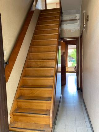 Te koop: ideaal gelegen gezinswoning met 7 slaapkamers te Sint-Kruis<br /> kadaster afd 19/sectie D/13/K/2, bouwjaar 1960, perceel van 342 m².<br />contactadres: diederik@colenbier.be of telefonisch: 0475/71.28.78<br />Mobiscore 9: Rustige fietsstraat op wandelafstand van drie warenhuizen (Lidl, Aldi, Delhaize), op max. 10 minuten fietsen van vijf scholen (De Tandem, Mozaïek, MIA, SASK en OLVA), Interbad en Veltembos, sportcentrum Julien Saelens en Colruyt, Sint-Kruis- Centrum, Male en Albert Hein en Brugge. <br />Rijwoning met oprit en voortuintje. Grondopp : +/- 340m² met grote zuidgerichte tuin van +/- 175 m².<br />Gevelbreedte 7 m? Circa 220 m² bewoonbare opp. Dubbele beglazing, acajouhouten ramen. EPC-waarde D.<br />Centrale verwarming en warm water op aardgas met radiatoren per ruimte op gelijkvloers en 1ste verdieping.<br />Stadswater, regenwater en putwater : <br />Gelijkvloers: garage 17 m², gang met kelder, lichtrijke zuid gerichte living 28 m² met ingebouwde haardcassette; voorplaats 10 m² die een extra deur naar de gang heeft, bv. bruikbaar als bureel of praktijkruimte; keuken 12 m² die grenst aan badkamer/wasplaats 6 m² en apart toilet.. Ramen met rolluiken.<br />Eerste verdieping bereikbaar door rechte trap: vier ruime (slaap)kamers van 10 à 13 m² rond een centrale nachthal 5 m² met toilet. Twee kamers hebben een lavabo . Ramen met rolluiken . 1 kamer gemakkelijk om te bouwen tot extra badkamer.<br />Tweede verdieping bereikbaar door houten draaitrap: drie (slaap)kamers (10, 13 en 18 m² met standvensters; sanitaire ruimte 3 m² (picine en lavabo ) met dakraam, nachthal 5 m². <br />Zolder 15 m² met inklapbare zoldertrap.<br />Buiten: zuidgerichte tuin van 7 m breed en 25 m diep. Ruim berghok 10 m² grenzend aan woning, koer 3x4 m ; grondwaterput en hemelwaterput.<br />Extra troef: ruime werkplaats of hobby ruimte 33 m² achteraan in de tuin<br />Via dubbele deur kom je in een extra garage 24.4 m², die uitgeeft op een perceel van 8 garagaboxen met doorgang via oprit appartement Salvador naar de Maalse Steenweg.