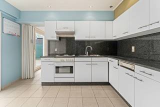 <strong>Bent u op zoek naar een woning met extra ruimte en tal van mogelijkheden? </strong><br /><br />Deze eigendom bestaat uit een woning met daarnaast een voormalige handelsruimte van ca. 90 m², die perfect kan worden omgevormd tot een polyvalente ruimte of extra woonunit.<br /><br />Het pand vraagt een opfrisbeurt en een stedenbouwkundige bestemmingswijziging, maar biedt een unieke kans om het geheel volledig naar eigen smaak en noden in te richten.<br /><br /><u><strong>Polyvalente ruimte (ca. 90 m²)</strong></u>
<ul>
<li>De voormalige handelsruimte bevindt zich naast de woning en kan perfect dienen als uitbreiding van de woonfunctie</li>
<li>Ideaal als extra leefruimte, hobbyruimte, praktijk of kangoeroewoning</li>
<li>In te richten als gelijkvloerse woonunit</li>
<li>Voorzien van sanitair (douche, toilet en lavabo)</li>
<li>Extra bergruimte aanwezig</li>
<li>Airco en krachtige elektriciteitsaansluiting (360A)</li>
<li>Parkeermogelijkheid voor de deur</li>
</ul>
<u><strong>De woning</strong></u>
<ul>
<li>Inkomhal met gastentoilet</li>
<li>Leefruimte met aansluiting voor open haard</li>
<li>Keuken met de mogelijkheid om uit te breiden</li>
</ul>
<u><strong>Verdieping</strong></u>
<ul>
<li>3 slaapkamers</li>
<li>Badkamer met lavabo, ligbad en toilet</li>
<li>Zolder</li>
</ul>
<u><strong>Buitenruimte</strong></u>
<ul>
<li>Ruim terras, deels overdekt</li>
<li>Rechtstreekse doorgang naar de straat</li>
</ul>
<u><strong>Extra troeven</strong></u>
<ul>
<li>Dubbele én enkele garage: ideaal voor opslag of meerdere wagens</li>
<li>Dubbele beglazing en rolluiken</li>
<li>Centrale verwarming op aardgas</li>
</ul>
<strong><u>Kortom</u></strong><br />Een eigendom met bijzonder veel potentieel dankzij de aparte, ruime nevenruimte. Ideaal voor wie op zoek is naar kangoeroewonen, gelijkvloers wonen of een combinatie van wonen met hobby of praktijk.<br /><br /><strong><u>Leg nu uw bezoek vast aan deze eigendom met tal van mogelijkheden.</u></strong><br /><br /><br /><br /><br /><br /><br />