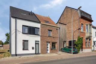 <p>immo DAVID stelt voor: een onmiddellijk instapklare 2-gevelwoning</p>
<p>Op het gelijkvloers bevinden zich een woonkamer, eetkamer, open en volledig uitgeruste keuken, veranda, wasruimte en badkamer met douche in bad, toilet en lavabo. Dankzij de veranda geniet de woning van veel lichtinval en een ruimtelijk gevoel.</p>
<p>Op de eerste verdieping bevindt zich een ruime ruimte, momenteel ingedeeld als twee slaapkamers dankzij een scheidingswand. De tweede verdieping beschikt over een slaapkamer van 36m². Daarnaast is er een aparte, volledig geïsoleerde opbergzolder.</p>
<p>Buiten geniet de woning van een zuidwestgerichte tuin met tuinhuis. Voor de woning is er een staanplaats voor één wagen.</p>
<p>Met een EPC-label B, 16 zonnepanelen en een vacuümbuiscollector beschikt de woning over mooie energiezuinige troeven. Het station van Mollem bevindt zich op ca. 550 m en biedt treinverbindingen van Dendermonde naar Denderleeuw en omgekeerd, evenals van Dendermonde naar Brussel-Zuid en omgekeerd. Daarnaast bevindt de fietssnelweg, die Dendermonde met Brussel verbindt, zich vlakbij.</p>
<p>Een charmante woning met ruimte en een aangename buitenruimte in een rustige omgeving van Mollem.</p>