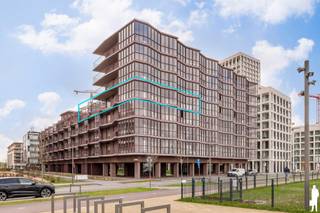 <h3>Exclusief wonen aan de Scheldekaaien met royale buitenruimtes</h3>
<p>Droomt u van een instapklaar, luxueus appartement op het bruisende Nieuw Zuid?<br />Dan zal deze parel met zicht op de Schelde u zeker weten te bekoren.</p>
<p><strong>Duurzaam, groen en stedelijk wonen</strong> – dat is waar de nieuwe wijk Nieuw Zuid in Antwerpen voor staat.</p>
<p>Op de vierde verdieping van de stijlvolle residentie <em>Zuiderhuis</em> ontdekt u een uitzonderlijk woonconcept dat elegantie en comfort combineert.</p>
<p>Wat dit appartement zo bijzonder maakt?<br />De prachtige wintertuin die grenst aan zowel de leefruimte als de slaapkamers. Deze ruimte vormt een natuurlijke verlenging van het interieur en laat u het hele jaar door genieten van licht, lucht en uitzicht. Vanaf het ruime terras geniet u van onvergetelijke zonsondergangen over de Schelde, terwijl het oostelijk georiënteerde terras uitnodigt om te ontbijten tussen het groen.</p>
<p>De open keuken met centraal kookeiland is ontworpen voor wie graag kookt en gezellig tafelt, rechtstreeks verbonden met het terras aan de oostzijde.</p>
<p>De hoofdslaapkamer beschikt over een luxueuze ensuite badkamer met inloopdouche, ligbad en dubbele wastafel.<br />De twee extra slaapkamers delen een tweede, volledig uitgeruste douchekamer.</p>
<p>Verder vindt u in de nachthal een apart gastentoilet en een praktische dressing.</p>
<p>Doorheen het volledige appartement werd gekozen voor hoogwaardige materialen en maatwerk. De ingebouwde kastwand met sfeervolle haard in de leefruimte vormt een echte blikvanger.</p>
<p>Bij de verkoop zijn <strong>vijf kelderbergingen</strong> inbegrepen.<br />Er is bovendien de mogelijkheid om <strong>vier autostaanplaatsen</strong> aan te kopen à <strong>€39.000 per stuk</strong>.</p>
<p>Verkoop onder <strong>BTW-stelsel</strong>.</p>