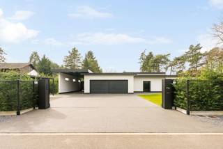 Villa de plain-pied de luxe moderne (2025) située dans un endroit résidentiel et boisé à Pelt (Grote Heide). La maison a été finie avec...