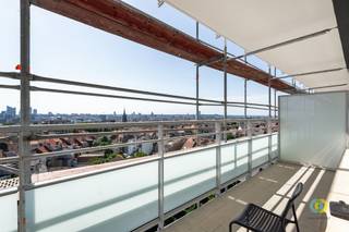 Dit recent opgefriste appartement gelegen op de tiende verdieping biedt een schitterend zicht op de skyline van Brussel. U betreed het appartement...