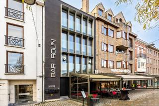 Exclusief twee-slaapkamer appartement aan de Grote Markt in Tienen met zicht op de Onze-Lieve-Vrouw-ten-Poelkerk, het stadhuis en het...